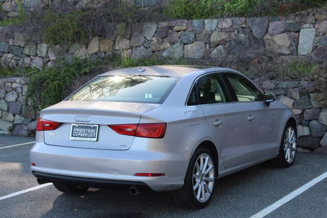 Vehicle image 6 of 32