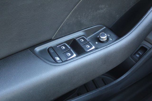 Vehicle image 17 of 32
