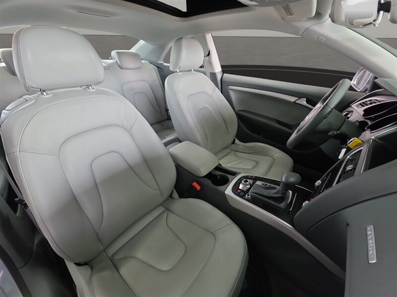 Vehicle image 19 of 21
