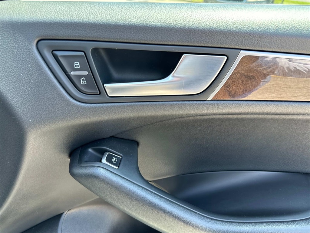 Vehicle image 14 of 28
