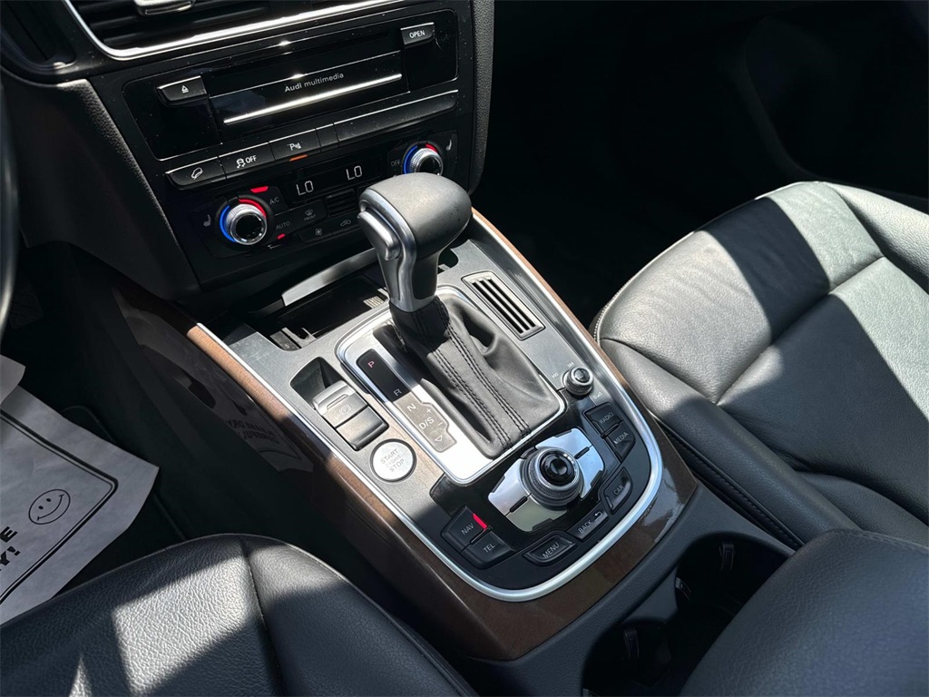 Vehicle image 25 of 28