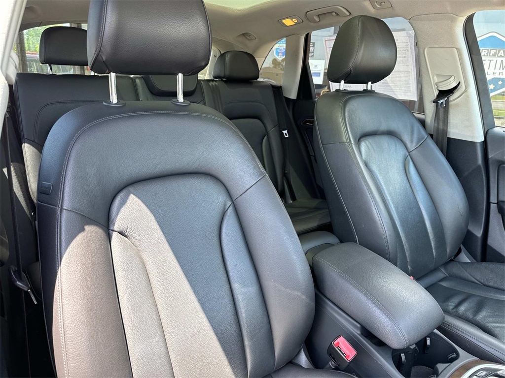Vehicle image 10 of 28