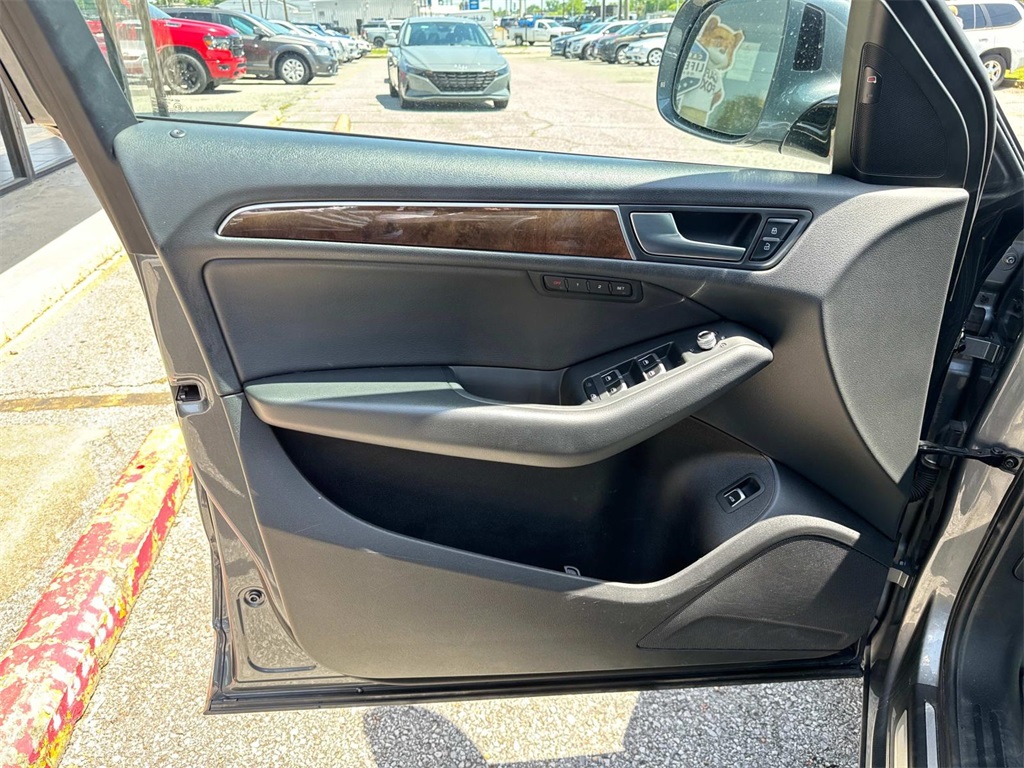 Vehicle image 19 of 28