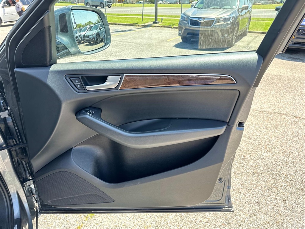 Vehicle image 13 of 28