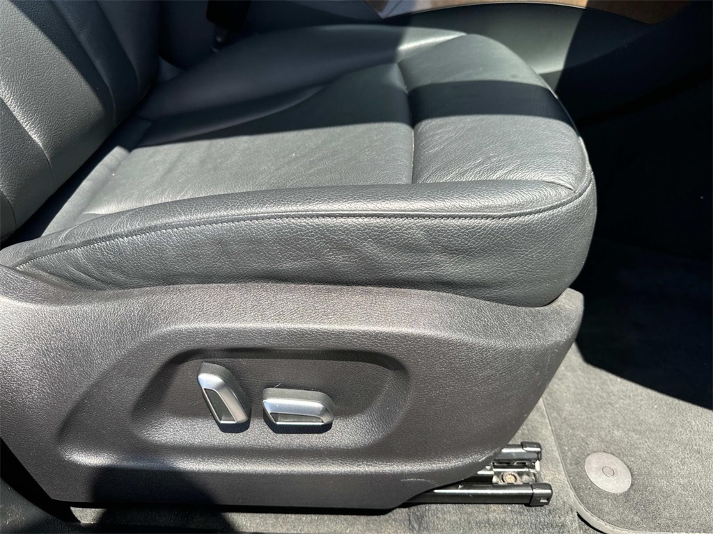 Vehicle image 11 of 28