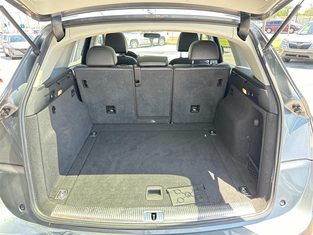 Vehicle image 8 of 28