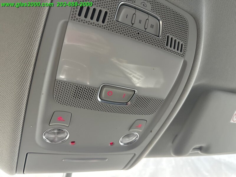 Vehicle image 31 of 33