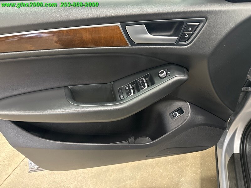 Vehicle image 25 of 33