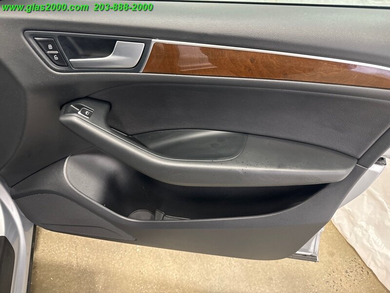 Vehicle image 26 of 33