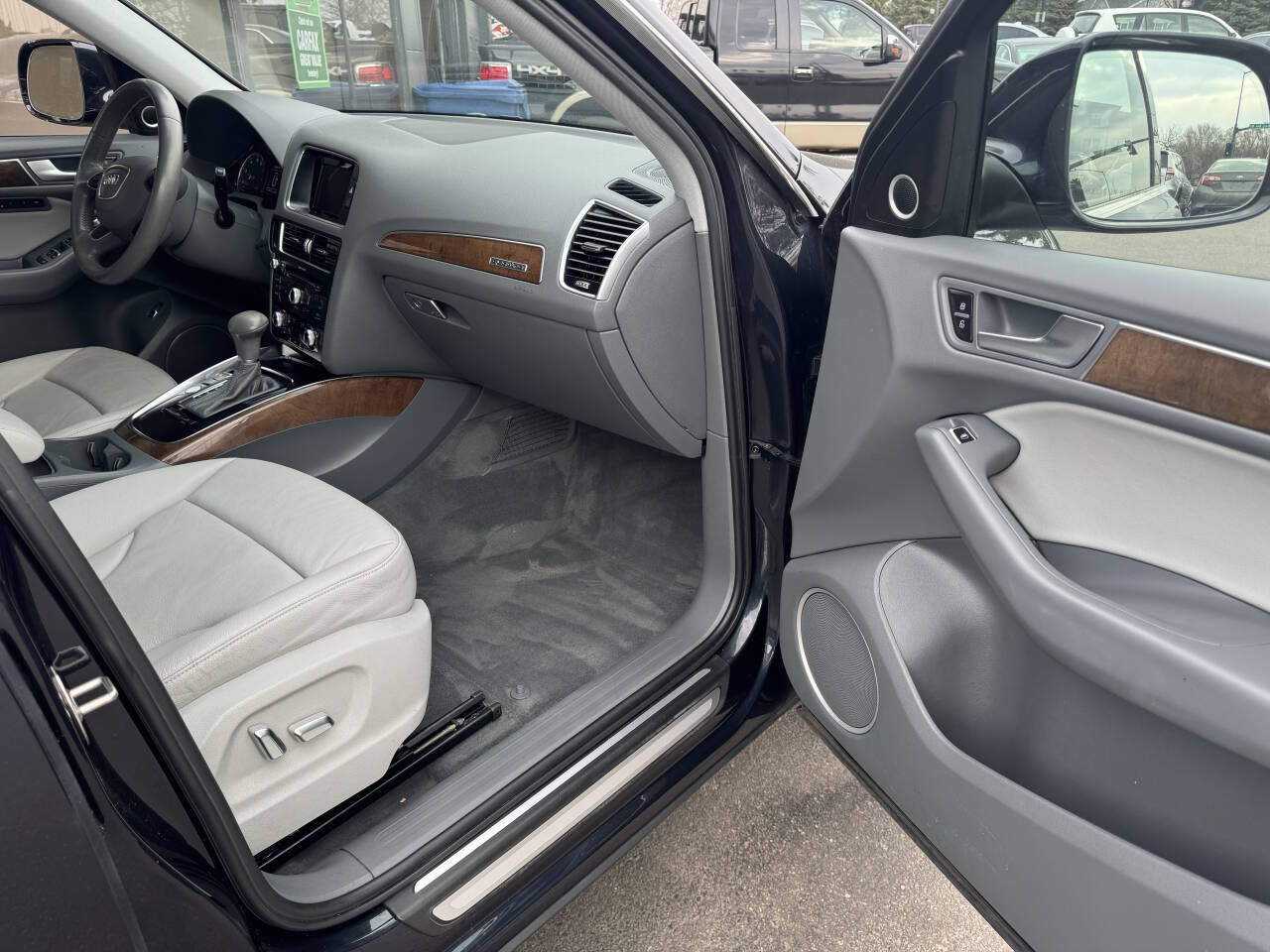 Vehicle image 24 of 41