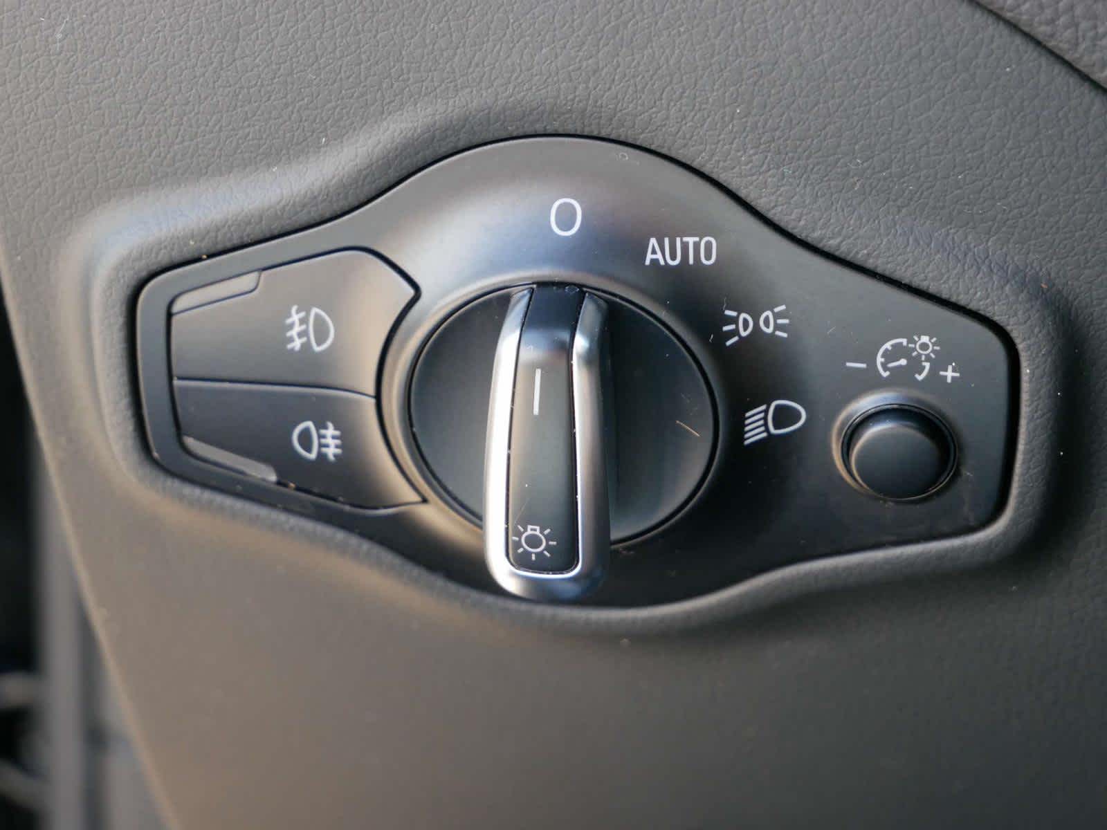 Vehicle image 17 of 33