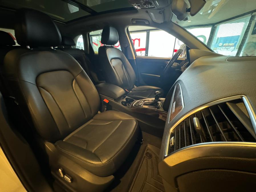 Vehicle image 10 of 23