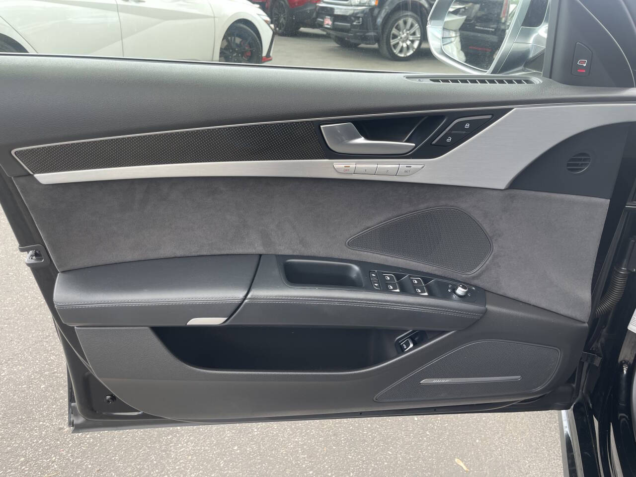 Vehicle image 27 of 40