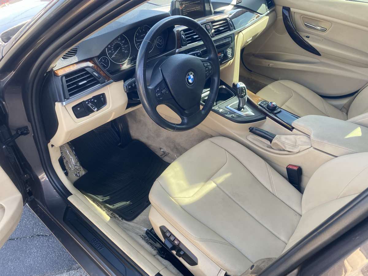 Vehicle image 11 of 14