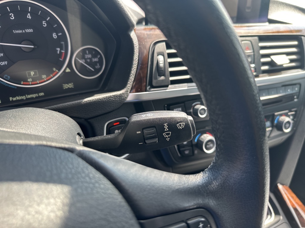 Vehicle image 28 of 32