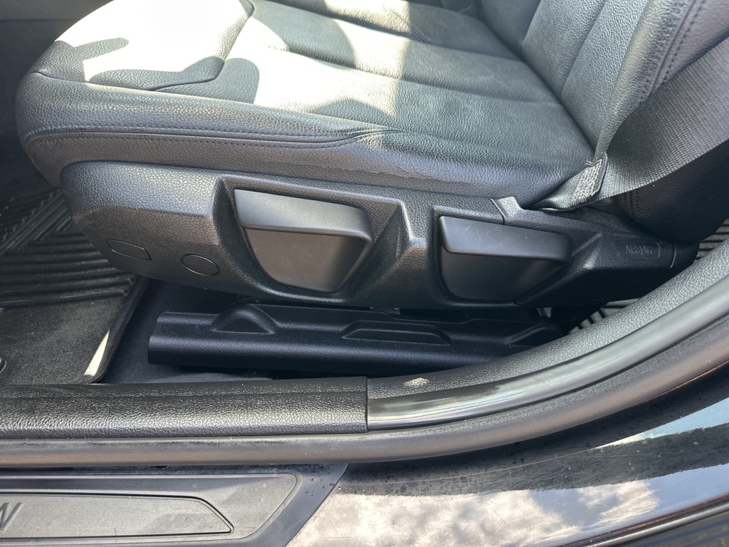 Vehicle image 25 of 32