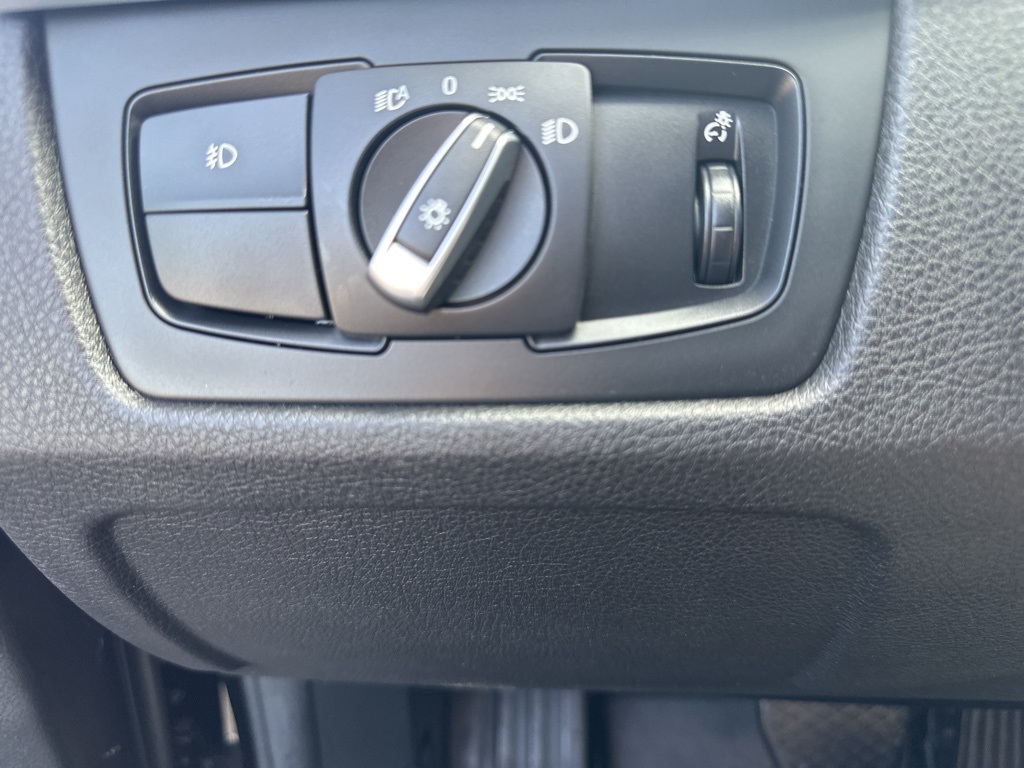 Vehicle image 23 of 32