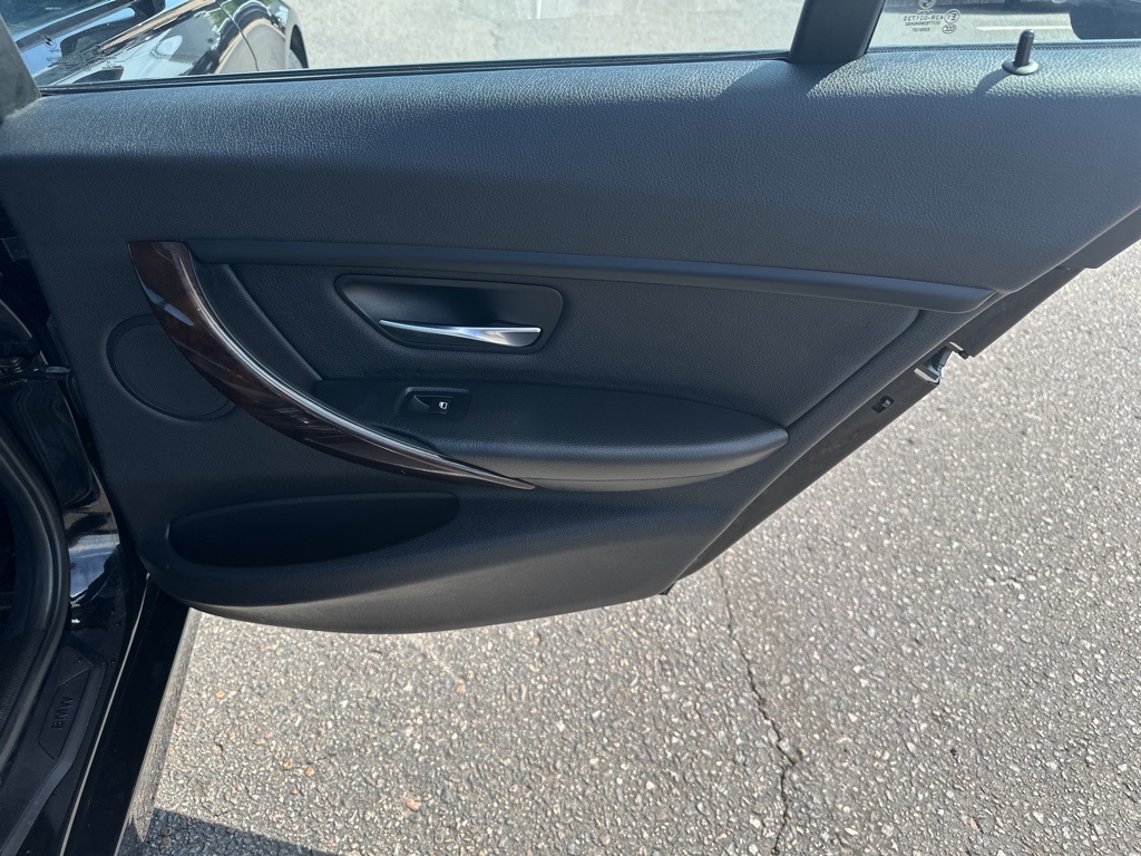 Vehicle image 22 of 32