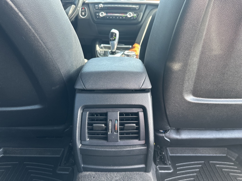 Vehicle image 24 of 32