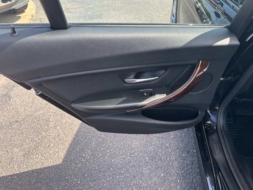 Vehicle image 21 of 32