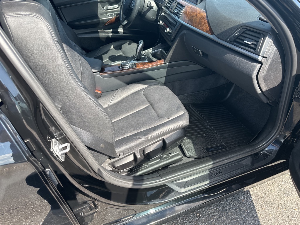 Vehicle image 11 of 32