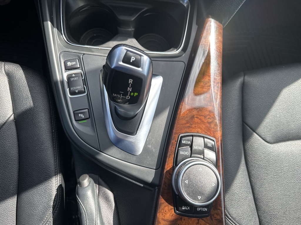 Vehicle image 27 of 32