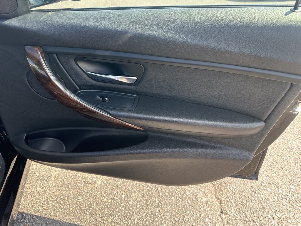 Vehicle image 20 of 32