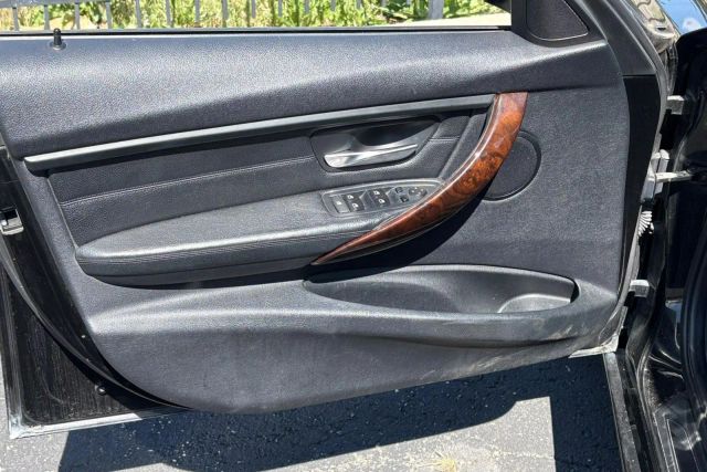 Vehicle image 23 of 31