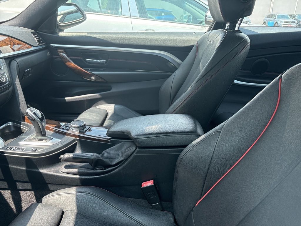 Vehicle image 16 of 18