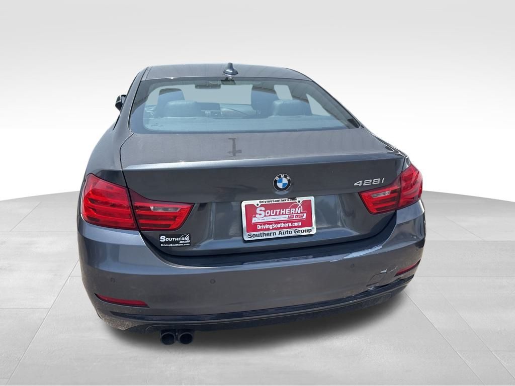 Vehicle image 15 of 18
