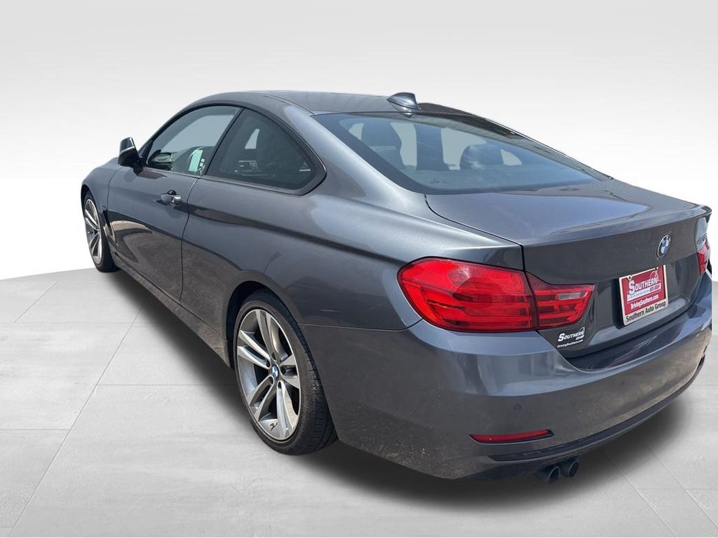 Vehicle image 14 of 18