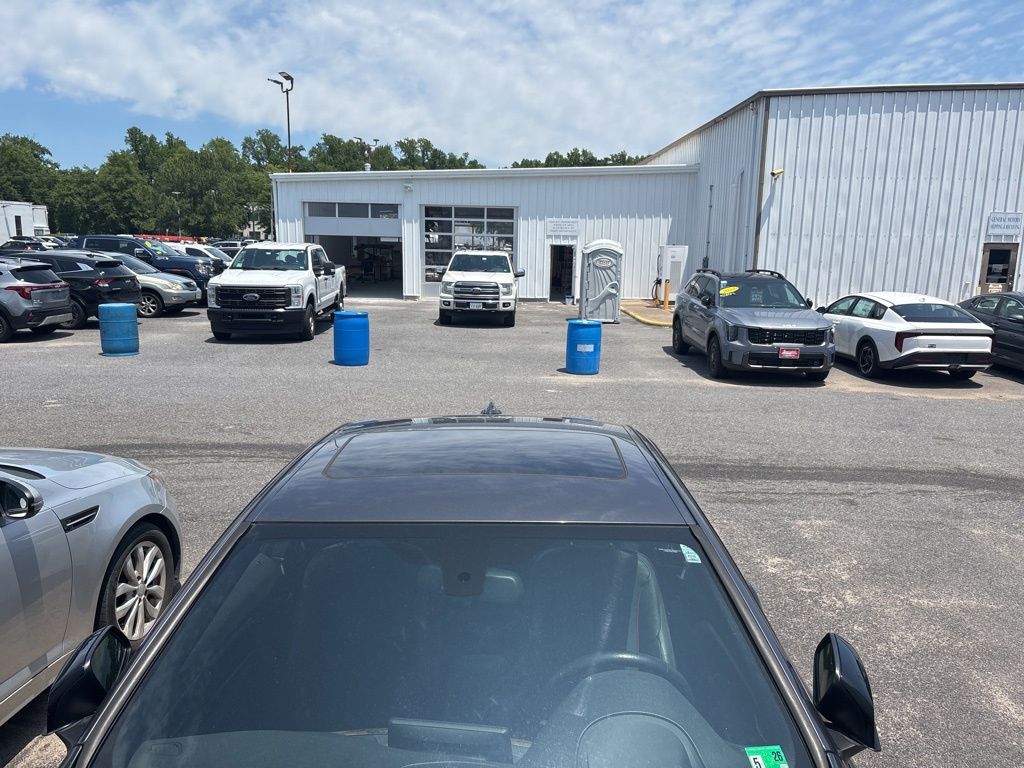 Vehicle image 17 of 18