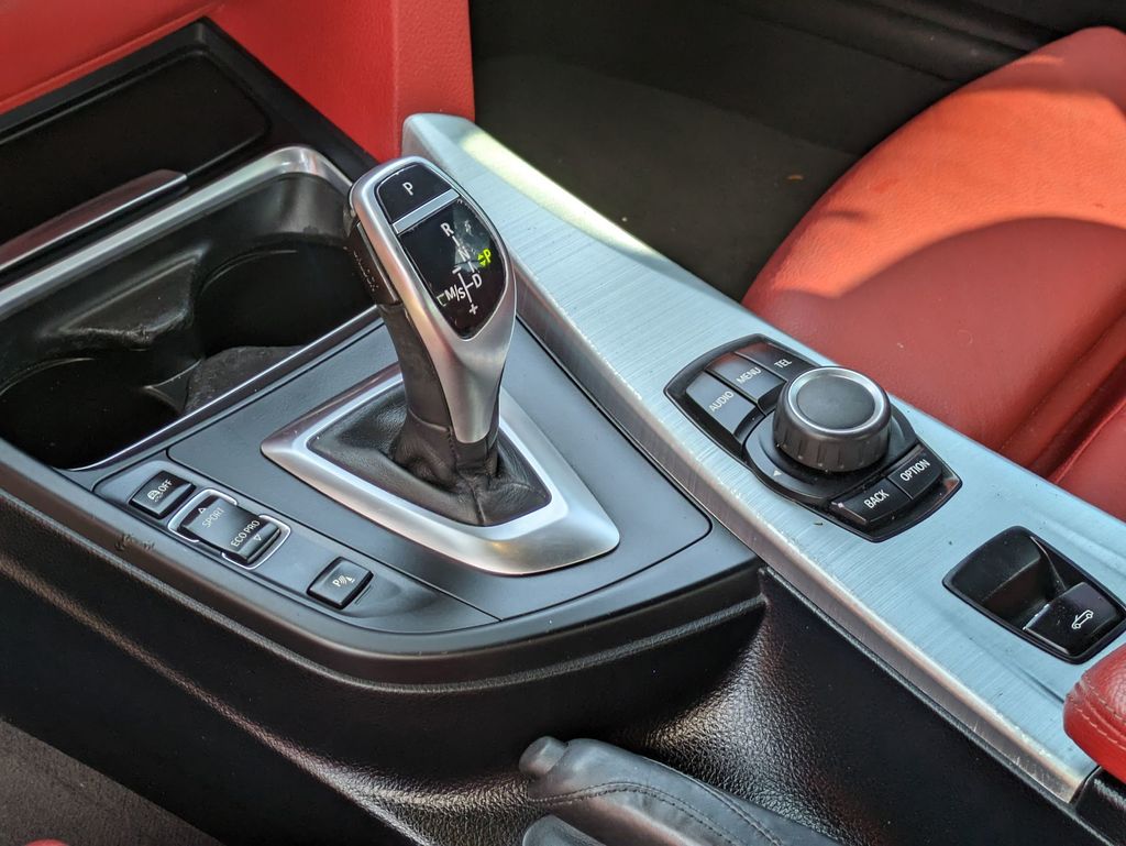 Vehicle image 23 of 31