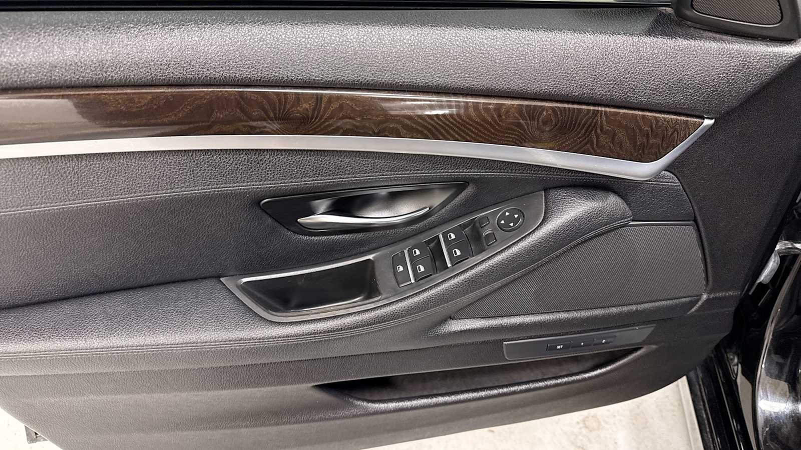 Vehicle image 28 of 32