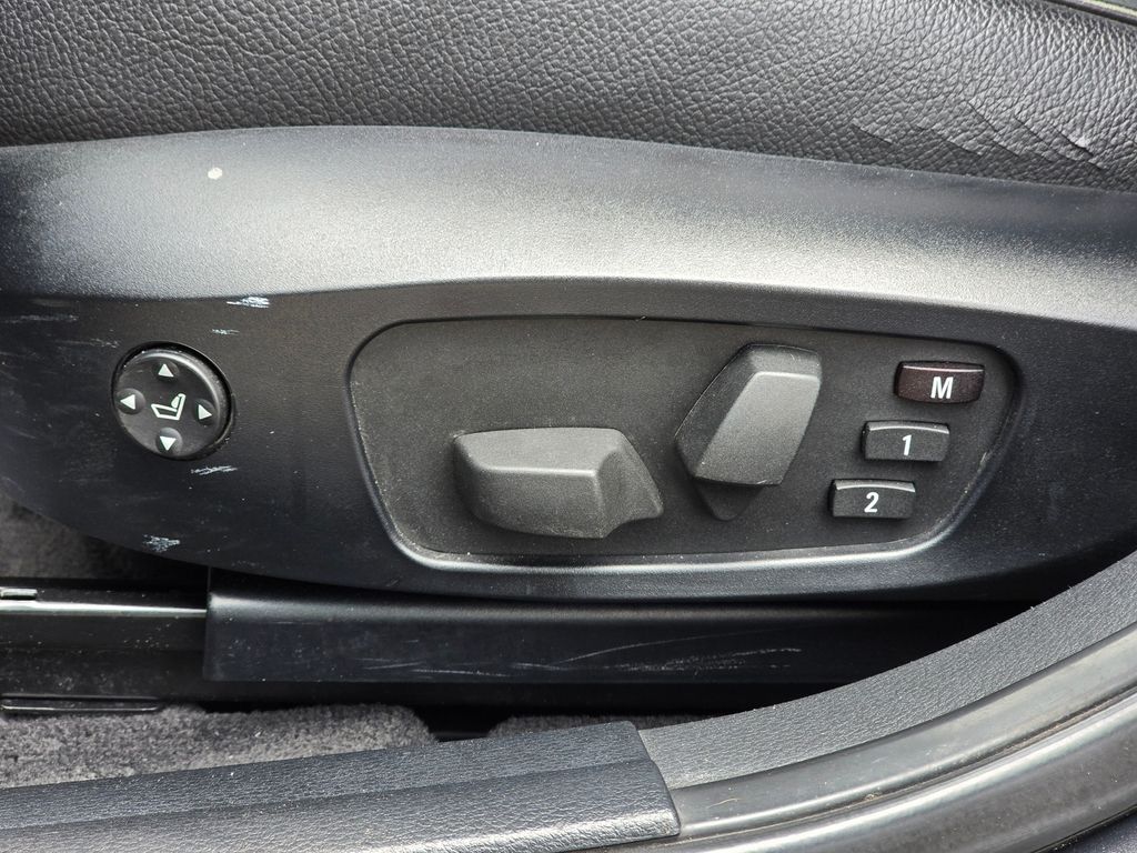 Vehicle image 40 of 42