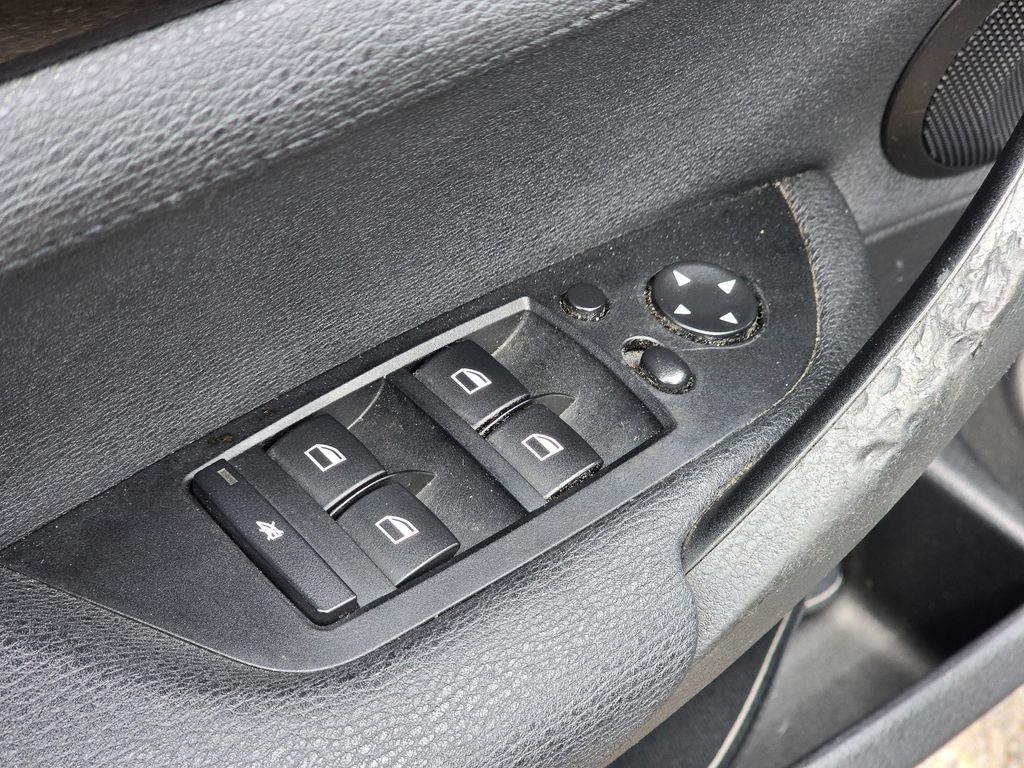 Vehicle image 32 of 42