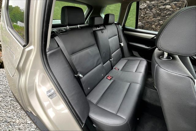 Vehicle image 25 of 31