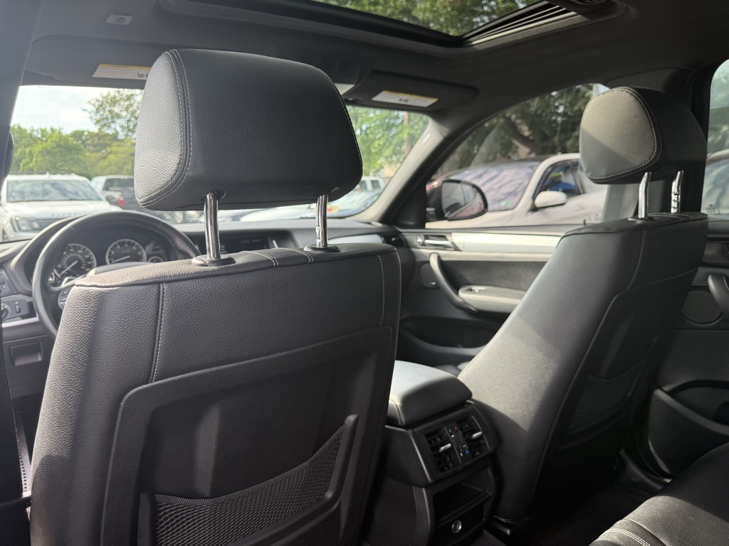 Vehicle image 19 of 33
