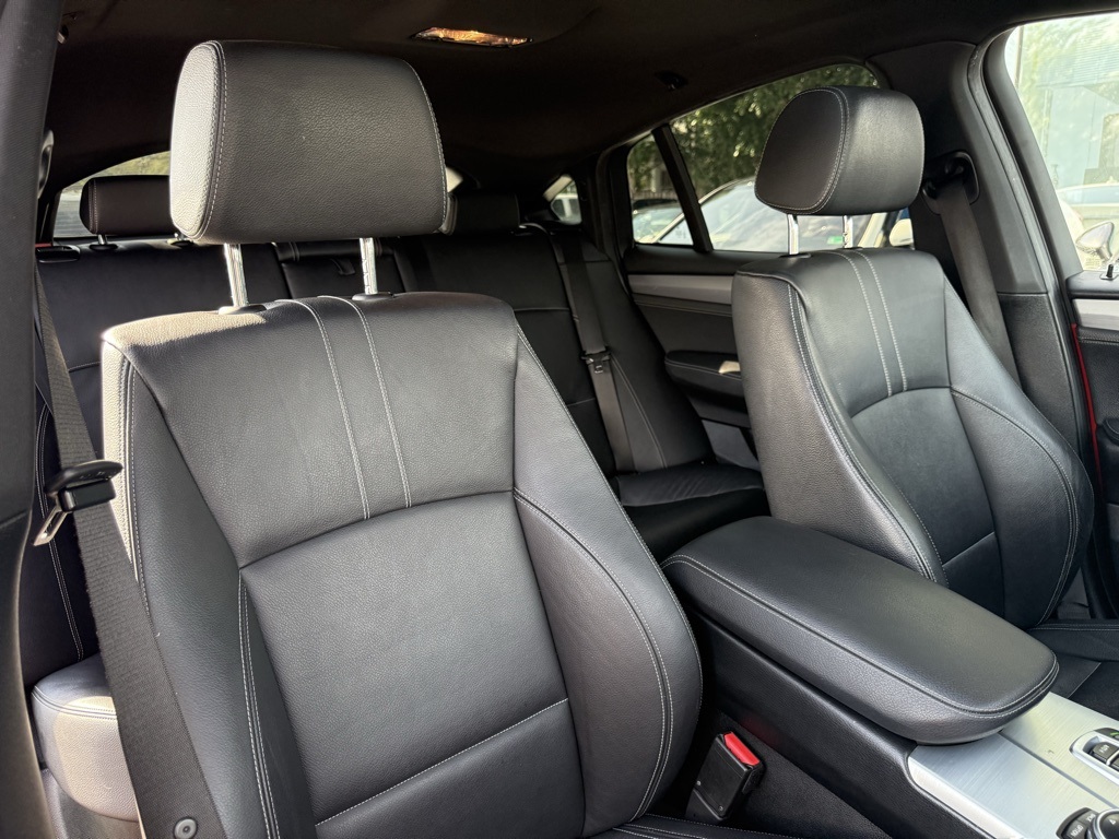 Vehicle image 13 of 33