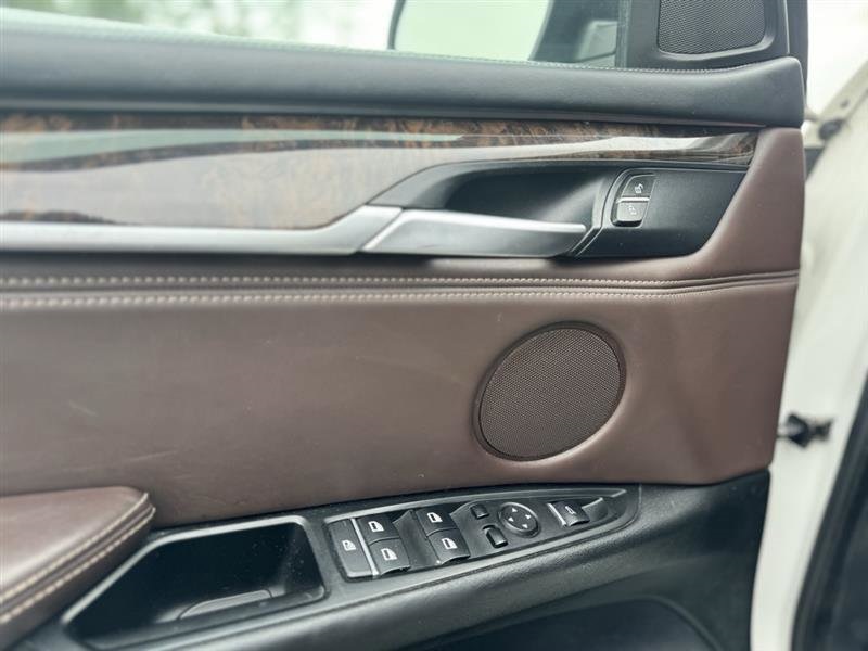 Vehicle image 10 of 31