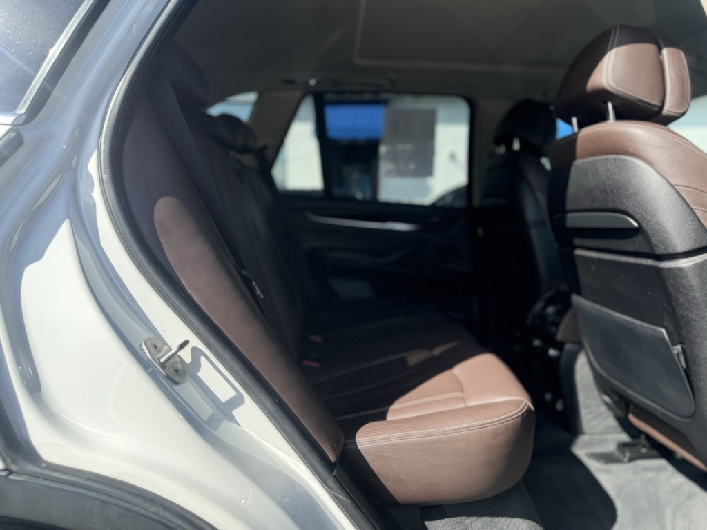 Vehicle image 17 of 31
