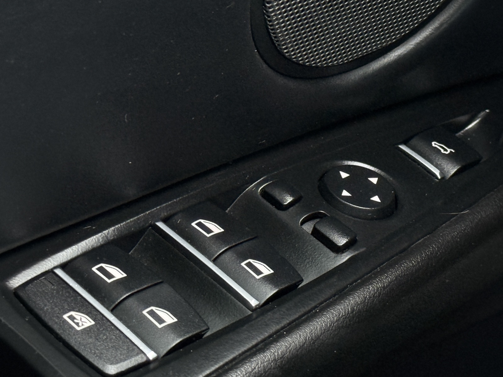 Vehicle image 33 of 54