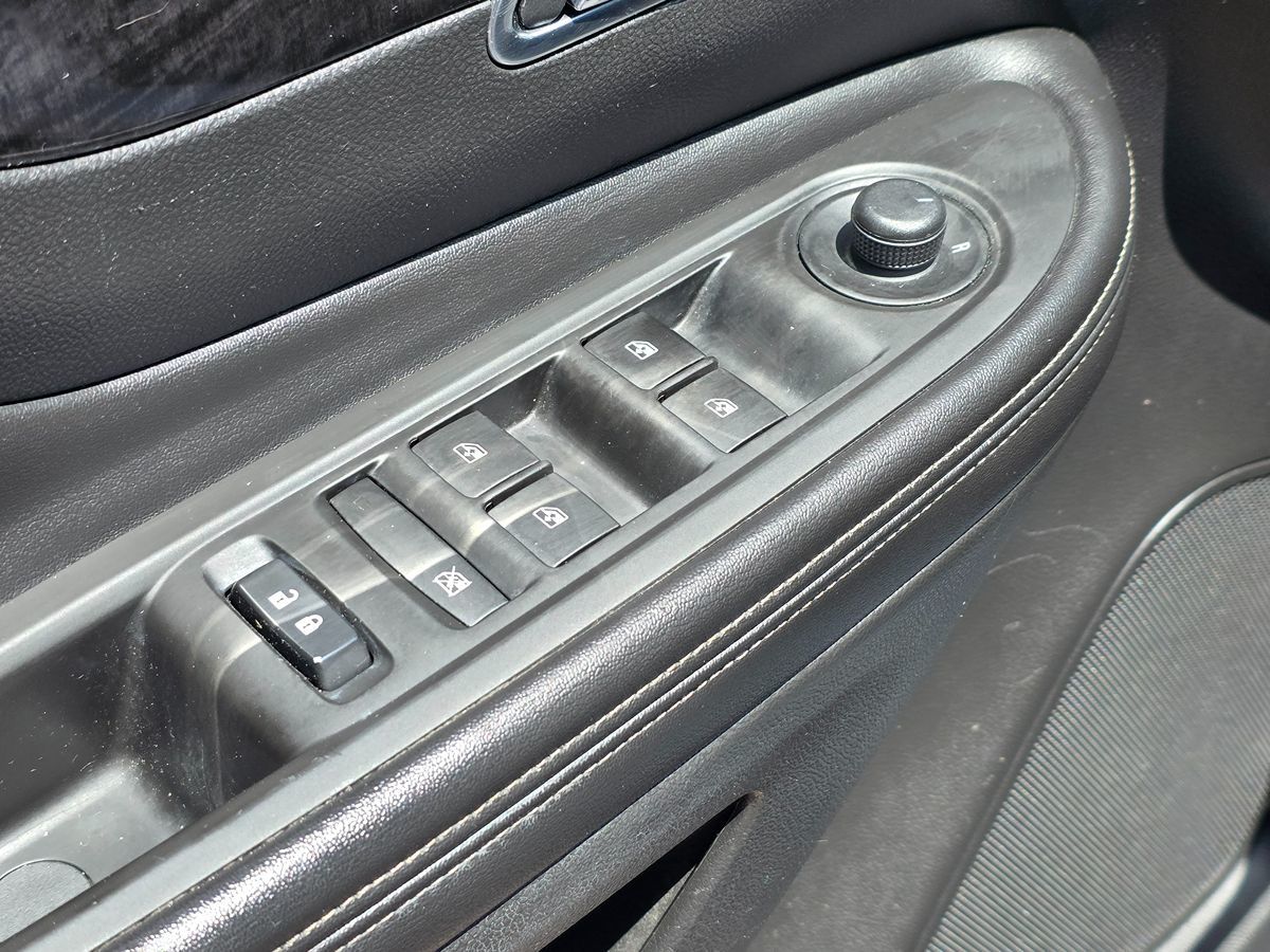 Vehicle image 32 of 49