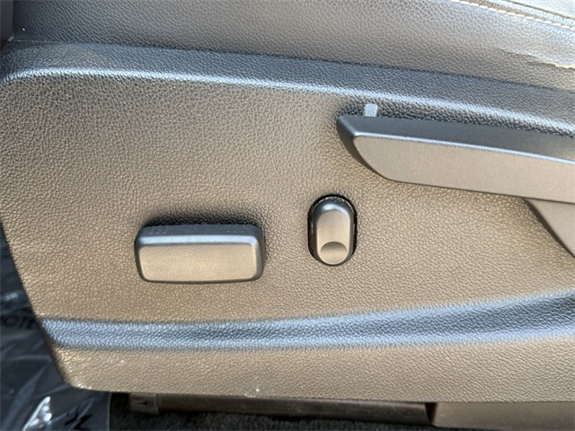 Vehicle image 18 of 25