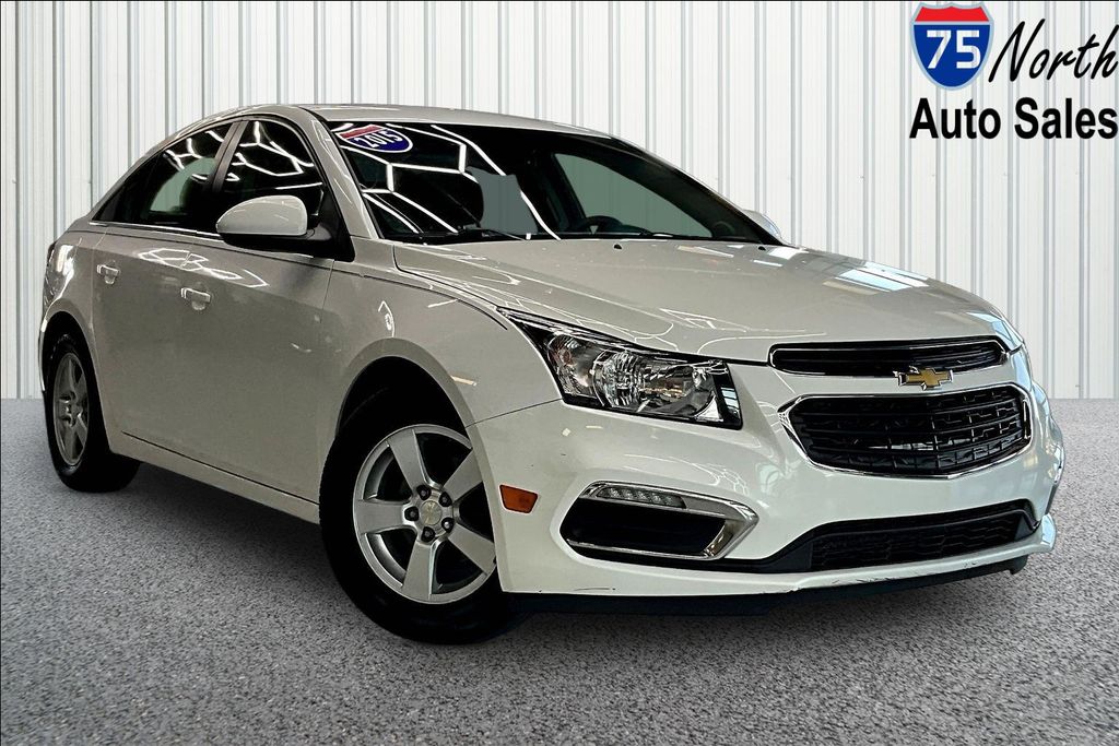 2015 Chevrolet Cruze LT Image 2 of 32