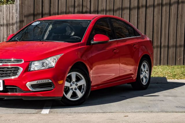 2015 Chevrolet Cruze LT Image 3 of 59