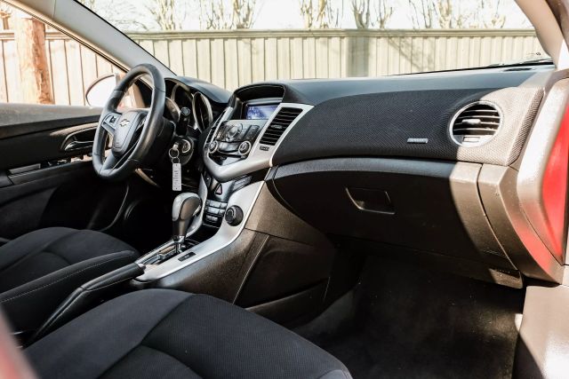 2015 Chevrolet Cruze LT Image 32 of 59