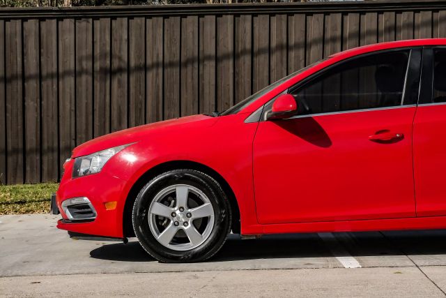 2015 Chevrolet Cruze LT Image 4 of 59