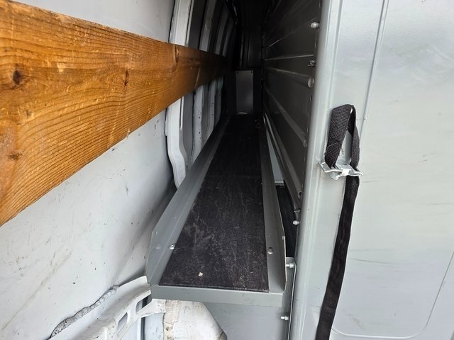 Vehicle image 25 of 43