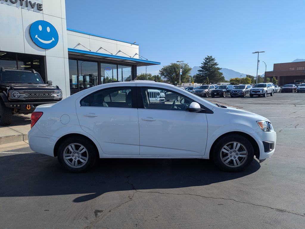 2015 Chevrolet Sonic LT Image 4 of 35